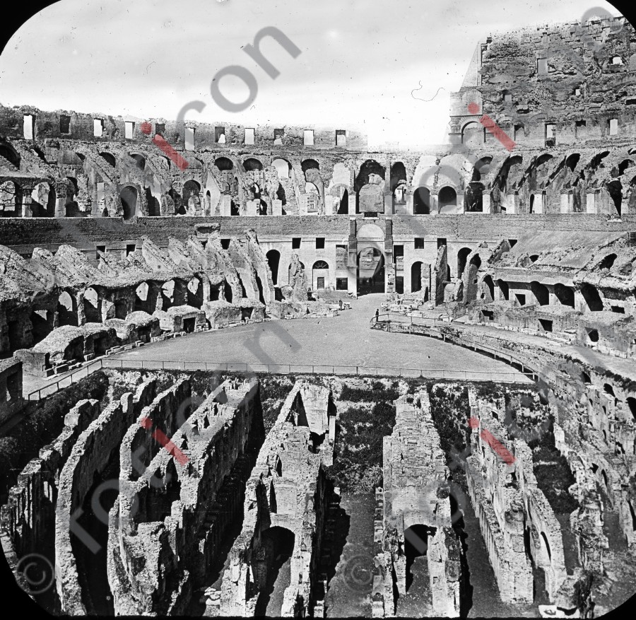 Im Inneren des Kolosseums - Foto foticon-simon-033-045-sw.jpg | foticon.de - Bilddatenbank für Motive aus Geschichte und Kultur